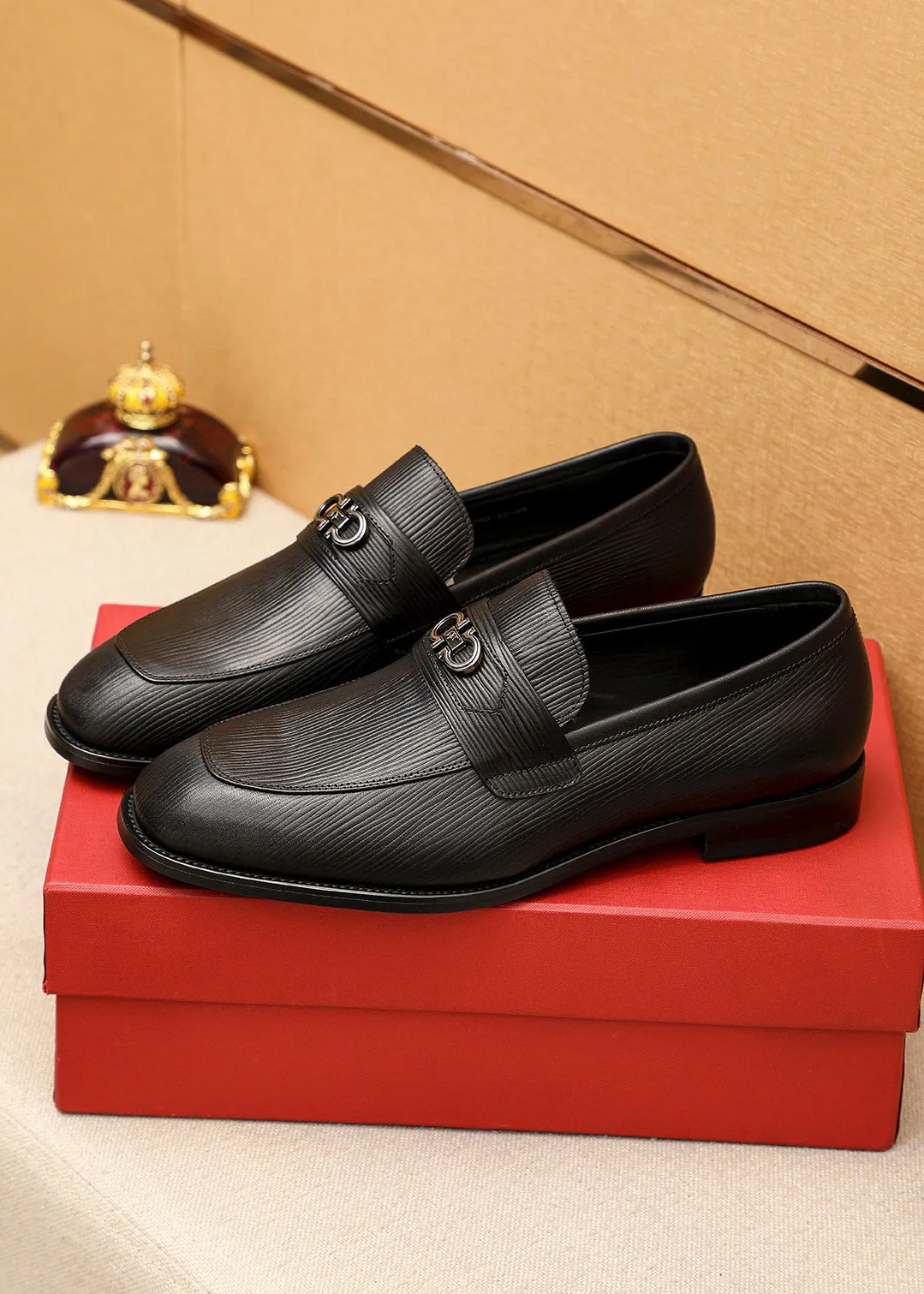 Men's shoes💰460💰 Product trademark: Ferragamo "Ferragamo" casual leather shoes Regular size: 38-44 (45🉑️customized) Product materials: Selected imported first-layer calfskin embossed upper + luxury hardware buckle, imported water-dyed cowhide leather lining. Strong three-dimensional visual effect, original outsole color: 1⃣️color optional
